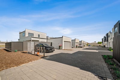 /international/au/10-19-yallambee-queens-park-wa-150887944/